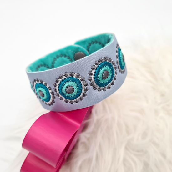 Preview: Armband in silbergrau/türkis, 24cm lang